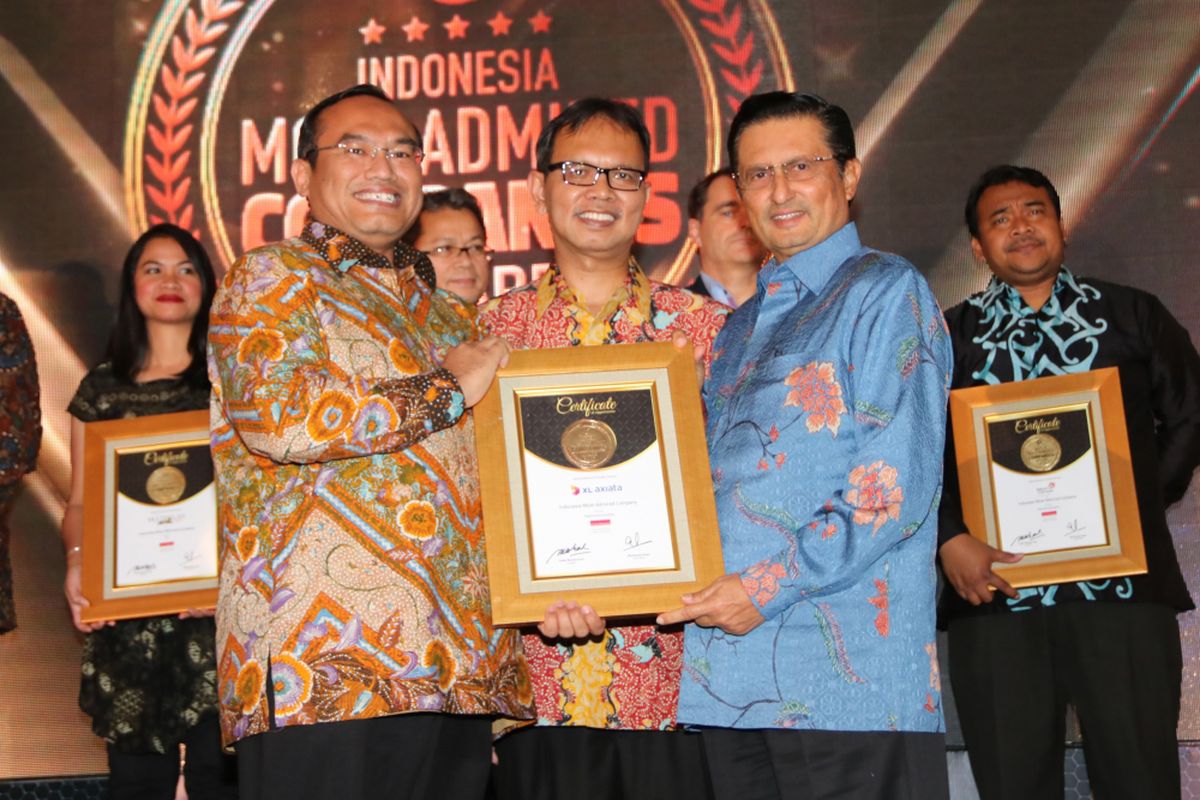 Chief Corporate Affair Officer XL Axiata, Eka Bramantya Danuwirana ( kiri ), menerima penghargaan Indonesia Most Admired Companies (IMACO) Award 2017 dari Founder Majalah Warta Ekonomi, Fadel Muhammad ( kanan ) dalam ajang penghargaan Indonesia Most Admired Companies ( IMACO ) di Jakarta .