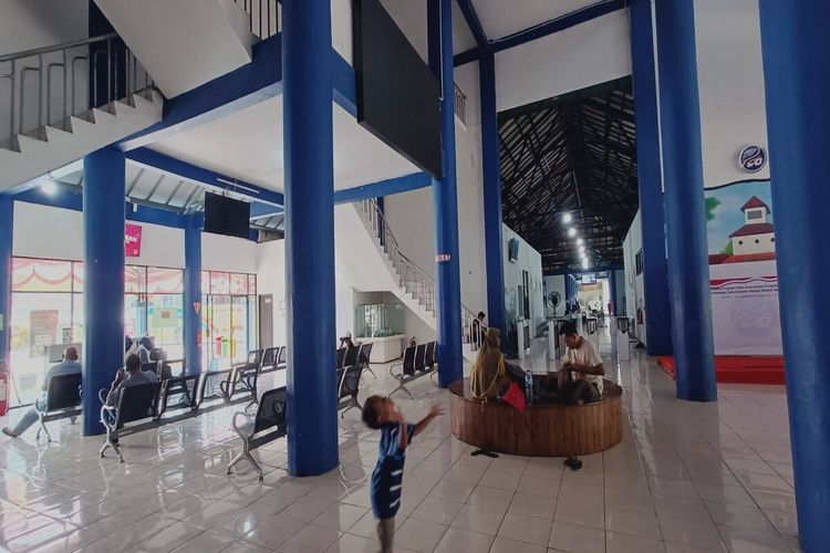 Suasana di ruang tunggu dalam gedung Terminal Poris Plawad, Kota Tangerang yang terlihat masih sangat sepi dari penumpang pada dua pekan menjelang libur natal dan tahun baru 2023, Senin (12/12/2022).