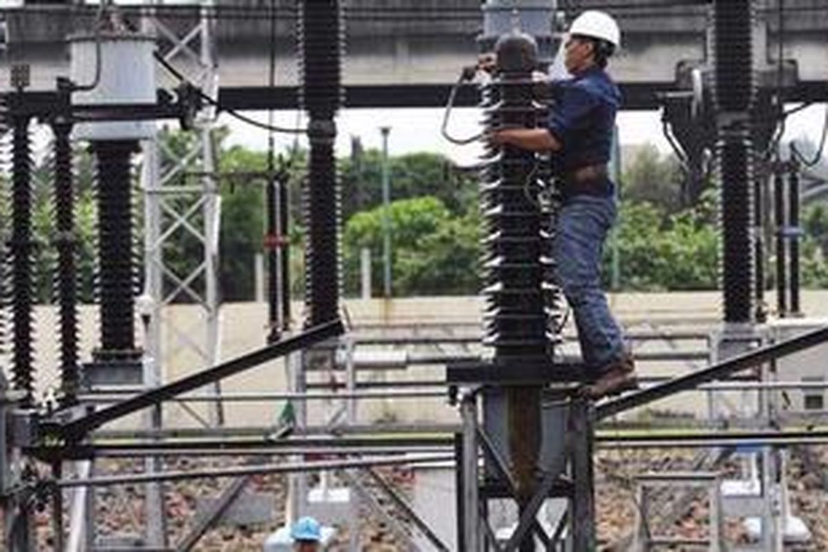 Penggantian isolator di Gardu Induk Gambir Baru, Jakarta Utara, Rabu (11/1/2012). Sebagai persiapan menghadapi banjir siklus lima tahunan, PLN telah melakukan antisipasi pengamanan instalasi dan jaringan agar pasokan listrik tetap ke kosnumen tetap berjalan meski banjir. Setidaknya ada 13 gardu induk di Jakarta yang rawan banjir.