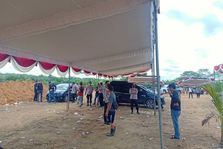 Tenda GrassTrack di Simpang Rimba, Bangka Selatan yang dibongkar di bawah pengawasan polisi, Sabtu (12/2/2022).