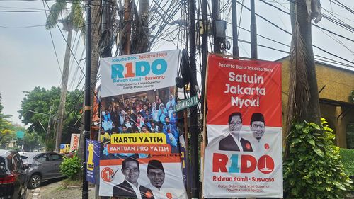 Dipasang di Trotoar, Alat Peraga Kampanye Paslon Pilkada Jakarta Halangi Akses Pejalan Kaki