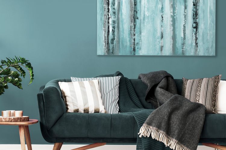 Ketika membeli sofa ,penting untuk memastikan warna dan bahannya selaras dengan warna ruangan serta perabot lain di ruangan yang sama.