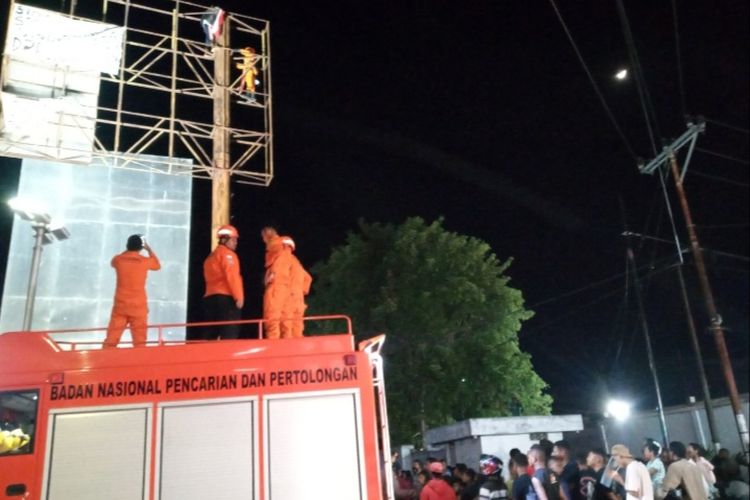 Foto: Tim SAR Maumere saat mengevakuasi Agustinus Woro (53) setelah kurang lebih 15 jam berada di atas papan reklame setinggi belasan meter di Gelora Samador, Kelurahan Kabor, Kecamatan Alok, Jumat (2/9/2022) malam.