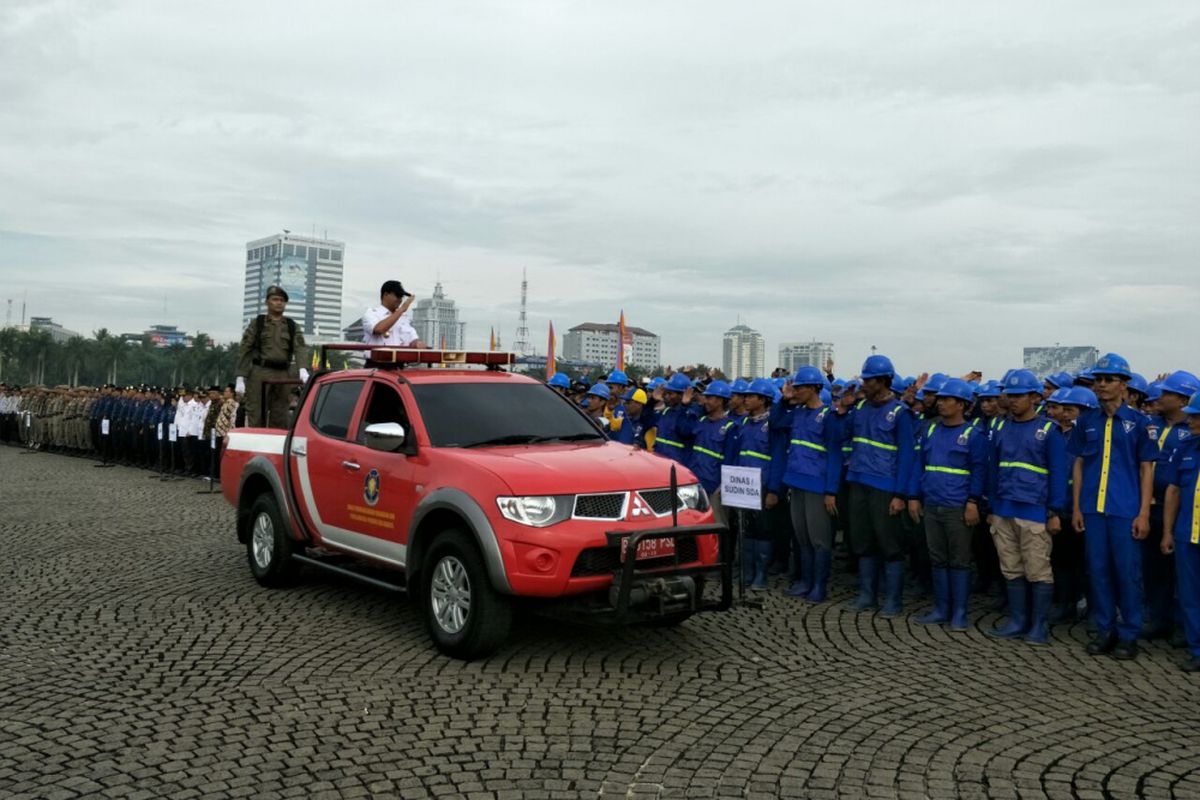 Gubernur DKI Jakarta Anies Baswedan saat apel siaga bencana di Lapangan Silang Monas Selatan, Sabtu (18/11/2017). 