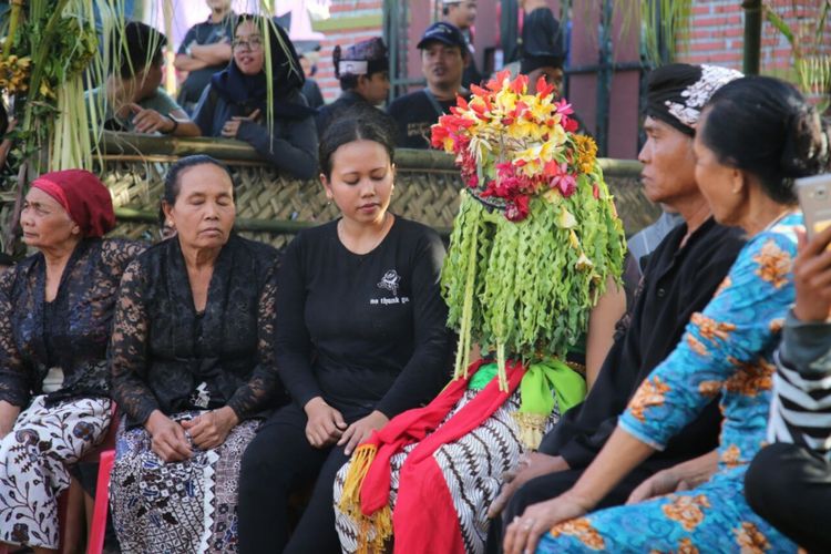 Susi, penari Seblang di hari pertama upacara adat Seblang Selasa (19/6/2018)