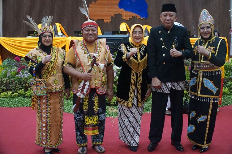 Bupati Berau Sri Juniarsih berfoto bersama Ketua DPRD Berau Semantara Liliansyah usai menghadiri Rapat Paripurna Istimewa di Gedung DPRD Berau, Kalimantan Timur, Minggu (15/9/2024). 