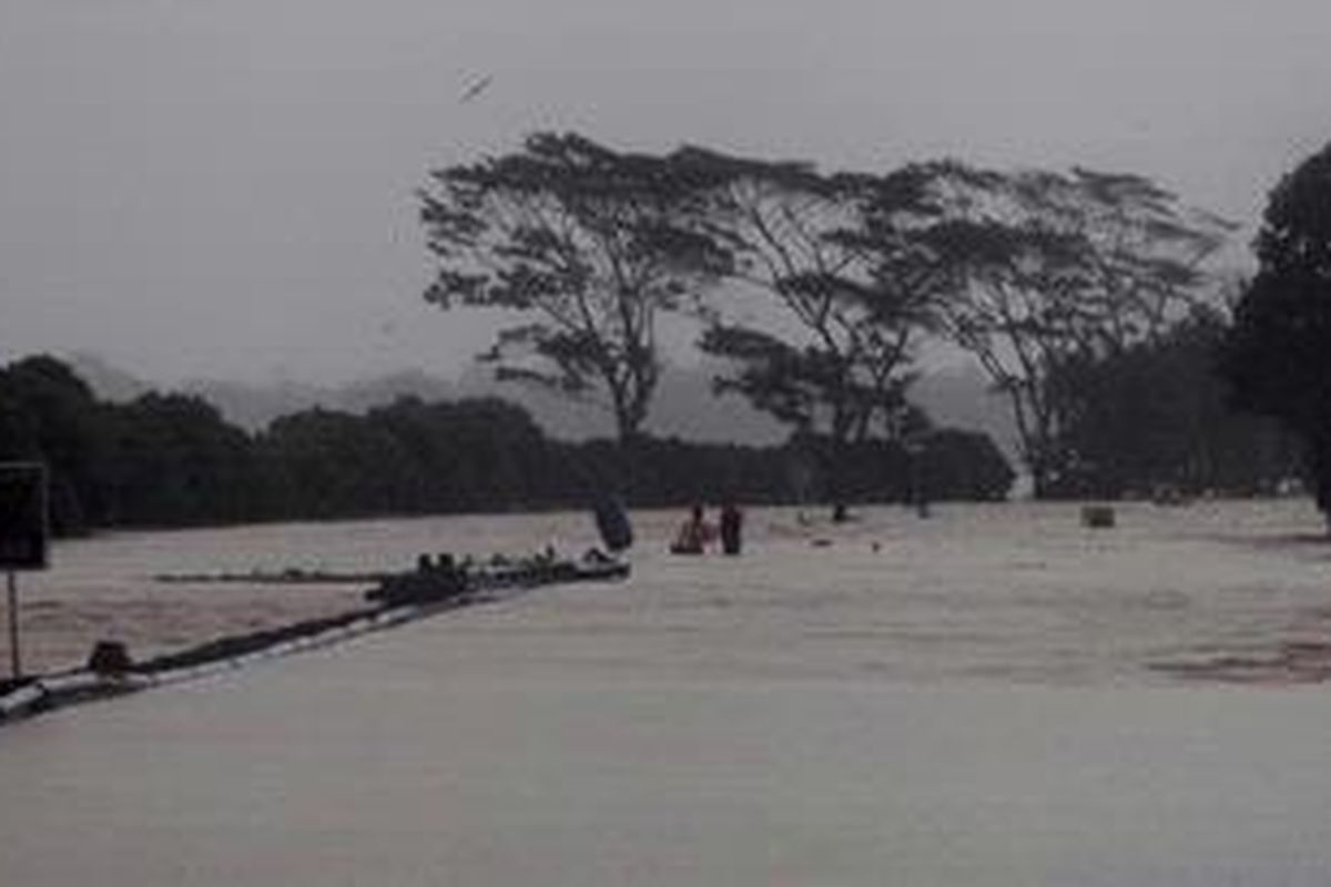Tol Jakarta-Merak di kilometer 57 Serang, Banten, putus karena banjir, Kamis (10/1/2013). Banjir disebabkan meluapnya Sungai Ciujung juga merendam ratusan rumah warga. 