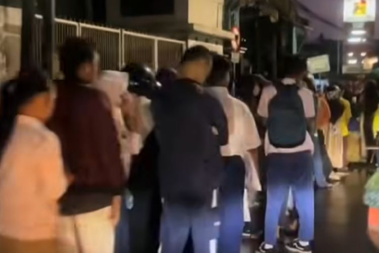 video viral antrean panjang pengambilan PIN SPMB di SMA Negeri 8 Surabaya  