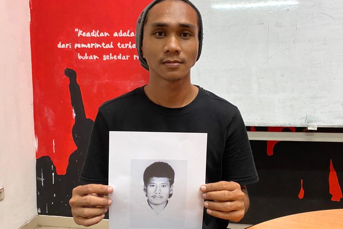 Hardingga, anak Yani Afri memegang cetakan foto ayahnya saat ditemui pada Rabu (24/5/2023). Yani merupakan korban penghilangan paksa di tahun 1997. 