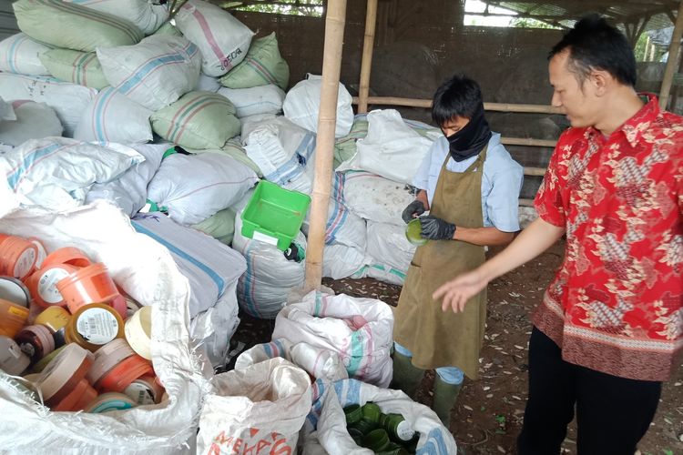 Kemasan-kemasan kosong The Body Shop yang telah dipilah jenisnya kemudian akan dikelompokkan berdasarkan warna kemasan.