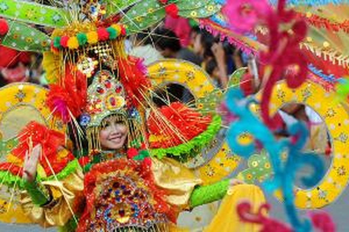 Peserta memperagakan rancangannya pada puncak Jember Fashion Carnaval Ke-12 di Kabupaten Jember, Jawa Timur, Minggu (25/8/2013).