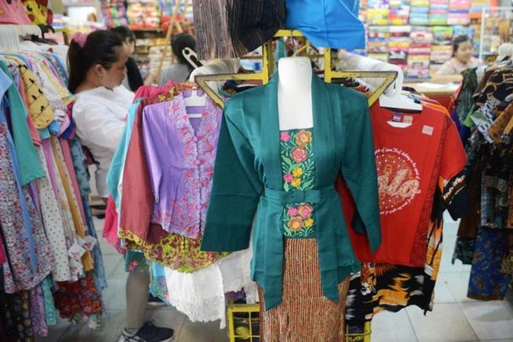 Pengunjung memilih pakaian kebaya di Pusat Grosir Solo (PGS), Solo, Jawa Tengah, Selasa (2/4/2019). Berikut rekomendasi tempat belanja batik di Solo
