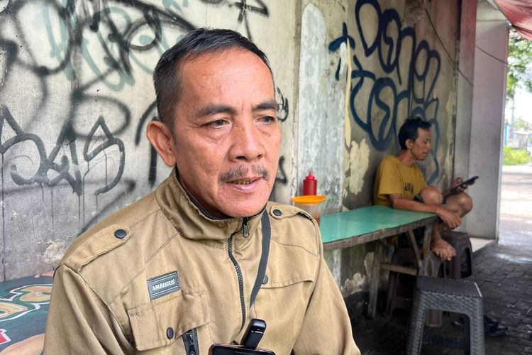 Tukang gorengan bernama Dindin yang gerobak dan karyawannya ditabrak pemotor di Jalan Boulevard Grand Depok City, Kota Depok, Selasa (20/1/2026).