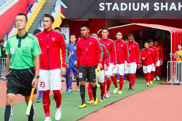 Skuad timnas Indonesia memasuki Stadion Shah Alam saat menghadapi Thailand pada laga pertama SEA Games 2017, Selasa (15/8/2017). 