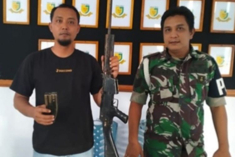 Dua anggota Denpom 2 Masohi Pomdam XV Pattimura menerima satu poucuk senjata api rakitan dari warga Desa Waipia, Kabupaten Maluku Tengah, Selasa (28/5/2024)