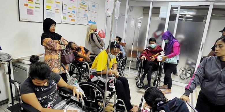 Pasien rawat inap yang menunggu mendapatkan ruang perawatan memenuhi ruang tunggu instalasi gawat darurat Rumah Sakit Umum Daerah (RSUD) Cengkareng, Jakarta Barat, Rabu (3/2/2016). Dalam sebulan terakhir RSUD Cengkareng menerima lonjakan pasien demam berdarah dari 18 orang pada bulan Desember 2015 menjadi 85 orang selama bulan Januari. Untuk seluruh wilayah DKI Jakarta jumlah pasien demam berdarah mencapai 611 orang.