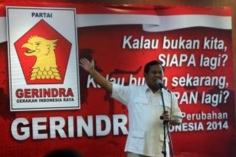 Ketua Dewan Pembina Partai Gerindra Prabowo Subianto memberikan sambutan saat mengawasi penghitungan cepat sementara Pemilu Legislatif 2014, di Kantor DPP Partai Gerindra, Ragunan, Jakarta Selatan, Rabu (9/4/2014). Hasil penghitungan cepat sementara hingga malam ini menempatkan Gerindra dalam tiga besar perolehan suara nasional.  