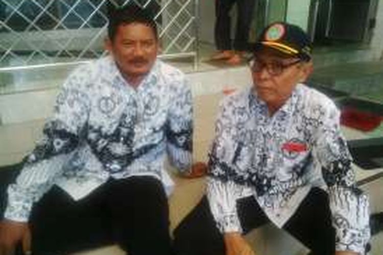 Samhudi (kiri) menanti sidang vonis di PN Sidoarjo, Kamis (4/8/2016)