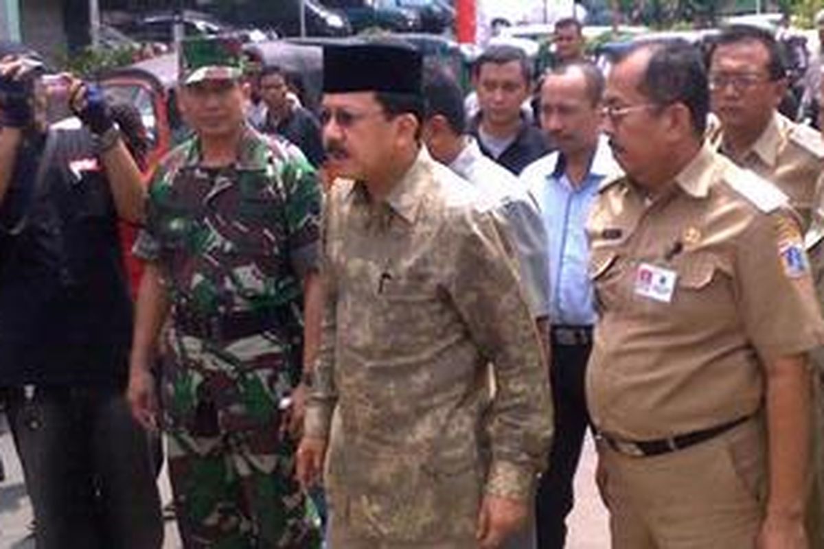 Gubernur DKI Fauzi Bowo (tengah, berpeci)