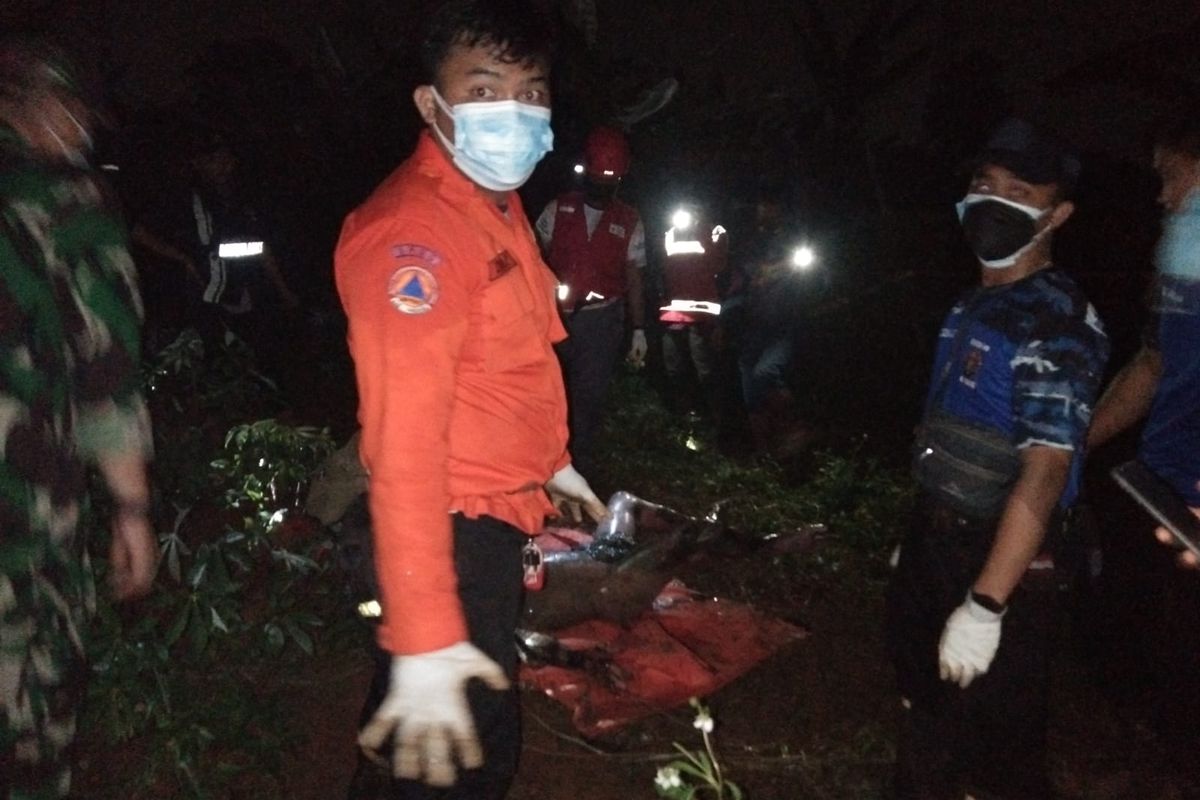 BPBD Kabupaten Tangerang saat mengevakuasi mayat dalam sumur yang ditemukan di wilayah Sempur, Kelurahan Kadu Jaya, Kecamatan Curug, Kabupaten Tangerang pada Kamis (3/11/2022) malam. 
