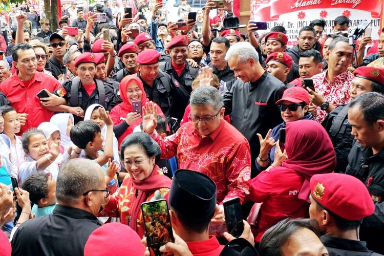 Ketua Umum PDI-P Megawati Soekarnoputri (depan), Sekjen PDI-P Hasto Kristiyanto (tengah) dan bakal capres PDI-P Ganjar Pranowo (belakang) saat menyapa puluhan anak-anak dan warga masyarakat DIY, Selasa (22/8/2023).