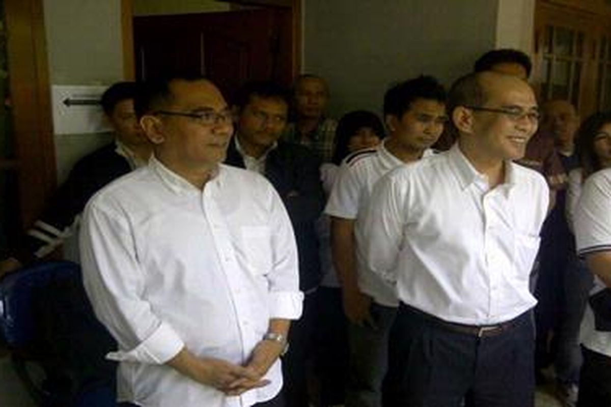 Cagub dan Cawagub DKI Faisal Basri (kanan) dan Biem Benyamin (kiri) sebelum berangkat bersama rombongan ke KPU DKI Jakarta, Sabtu (11/2/2012). 