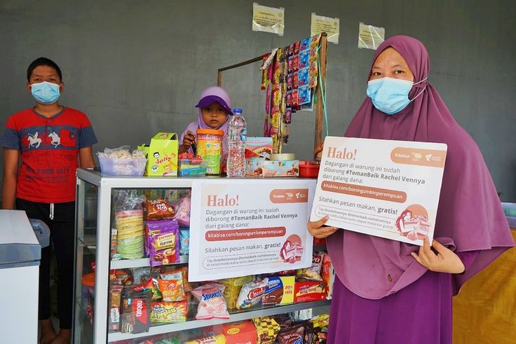 Siti Sarah, seorang pedagang di kantin Sekolah Dasar Islam Terpadu (SD IT) Kelurahan Bahagia, Kecamatan Babelan, Bekasi, Jabar yang dagangannya diborong Dompet Dhuafa, KitaBisa, dan Rachel Venna