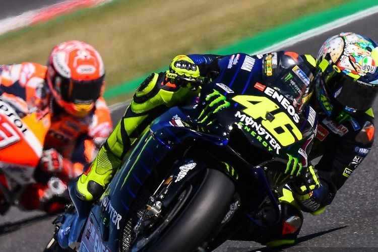 Valentino Rossi dibuntuti Marc Marquez pada sesi kualifikasi MotoGP San Marino di Misano, 14 September 2019. 