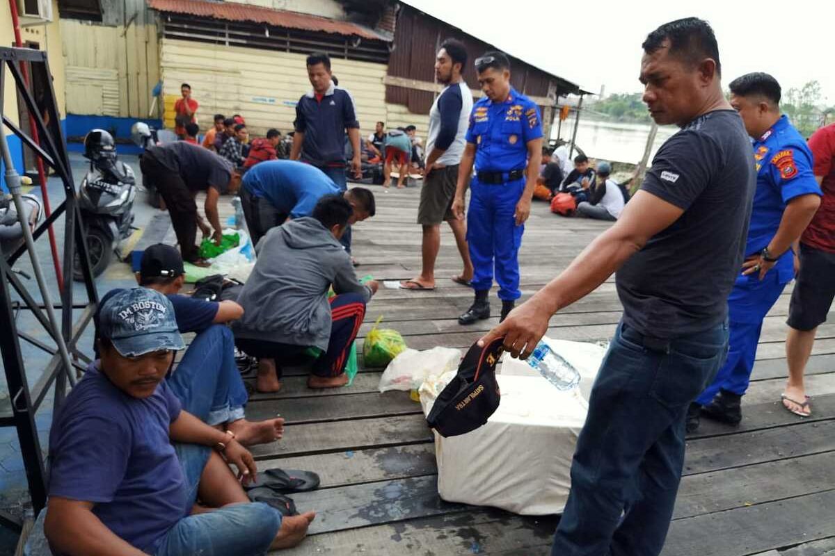 Petugas berinteraksi dengan sejumlah TKI Ilegal dan ABK yang baru pulang dari Malaysia. Sebanyak 44 TKI ilegal dan juga ABK di kapal tak berbendera itu diamankan Polres Tanjung Balai karena tak memiliki dokumen sah.