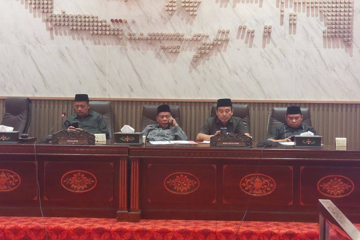 Jajaran ketua DPRD Sumenep, Jawa Timur, saat tertangkap kamera sedang mengoperasikan handphone saat sidang paripura, Senin (17/3/2025). 