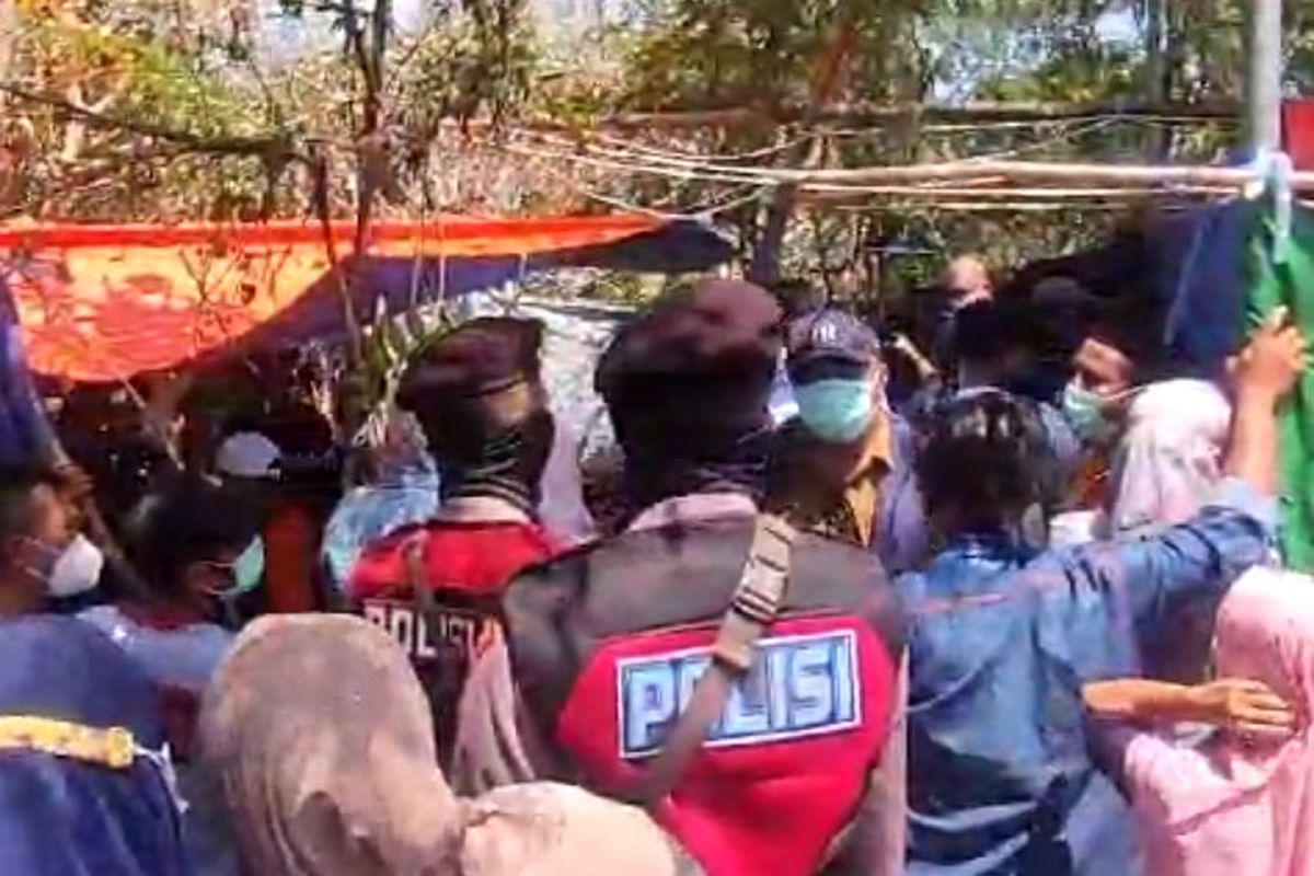 Makam santri berinisial MHN di Desa Sedayulawas, Kecamatan Brondong, Lamongan, Jawa Timur, dibongkar demi dilakukan otopsi, Senin (11/9/2023).