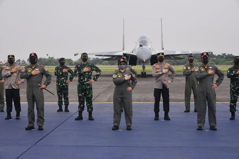 Panglima TNI Sematkan Brevet Wing Kehormatan Penerbang kepada 4 Pejabat Negara