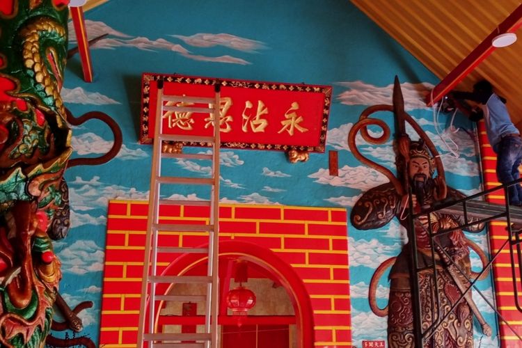 Di Kelenteng Eng An Kiong, Kota Malang nampak salah satu pekerja tengah sibuk berbenah pada Senin (29/1/2024).