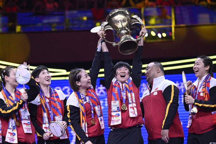 Sejumlah pemain dari tim China merayakan gelar juara dengan mengangkat trofi Sudirman Cup atau Piala Sudirman di Shuzou Olympic Sports Centre, Minggu (21/5/2023). China menjadi juara Piala Sudirman Cup 2023 seusai menang 3-0 pada final kontra Korea Selatan.