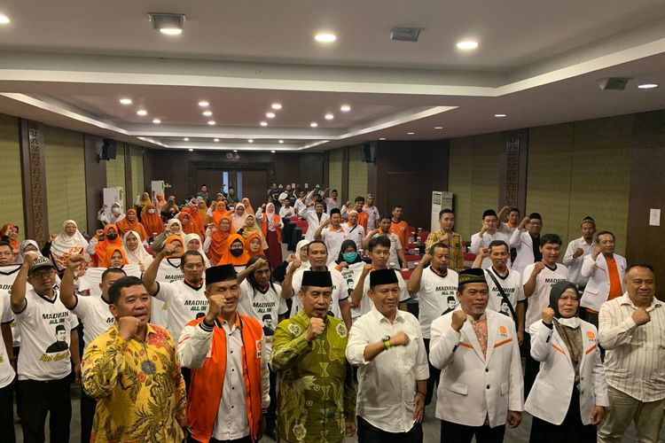 DEKLARASI&mdash;Dewan Pengurus Daerah Partai Keadilan Sejahtera (DPD PKS) Kabupaten Madiun mendeklarasikan Hari Wuryanto dan Purnomo Hadi untuk diusung sebagai bakal calon bupati dan bakal calon wakil bupati pada pilkada Kabupaten Madiun 2024 di Madiun, Jawa Timur, Selasa (6/8/2024) sore. Paslon yang dikenal dengan sebutan Harmonis itu sudah mendapatkan SK rekomendasi dari DPP PKS untuk maju dalam pilkada serentak 2024 kemarin. 