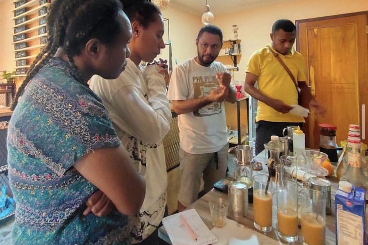 Pemilik bisnis Highland Coffee Roastery, Yafeth Wetipo (34) memberikan pelatihan kopi di kedainya di kawasan Jayapura, Papua pada Maret 2021. Selain berbisnis kopi, Yafeth juga memberikan pelatihan-pelatihan barista dasar.