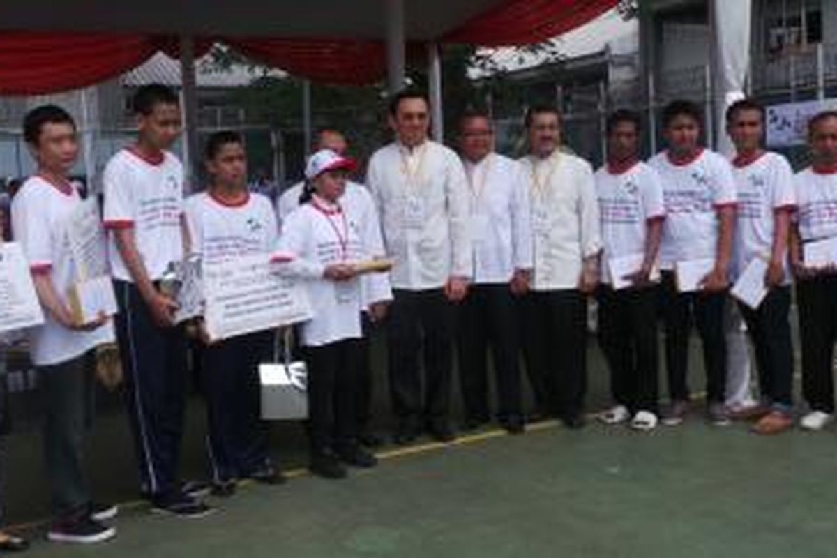 Gubernur DKI Jakarta Basuki Tjahaja Purnama saat berfoto bersama warga binaan berprstasi di Peringatan Hari AIDS Sedunia, di LP Salemba, Jakarta, Sabtu (29/11/2014).