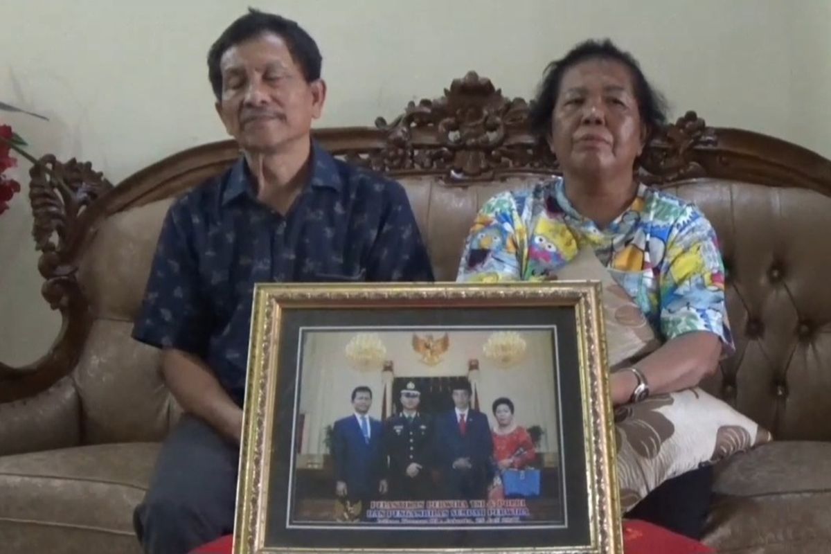 Foto: Elfrida Gultom ibu dari Kasat Reskrim Polres Teluk Bintuni Iptu Tomi Samuel Marbun saat ditemui di kediamannya di Jalan Dalil Tani, Kecamatan Siantar Timur, Kota Pematangsiantar, Sumatera Utara, Sabtu (21/12/2024).