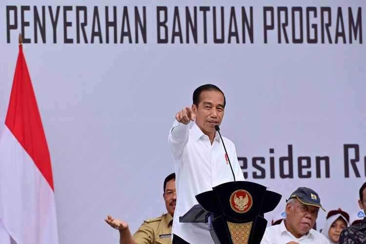 Presiden Joko Widodo saat memberikan pengarahan dalam acara penyerahan bantuan Program Indonesia Pintar (PIP) Tahun 2024 di Lapangan Tenis Moncer Serius, GOR Samapta, Kota Magelang, Jawa Tengah, Senin (22/1/2024).