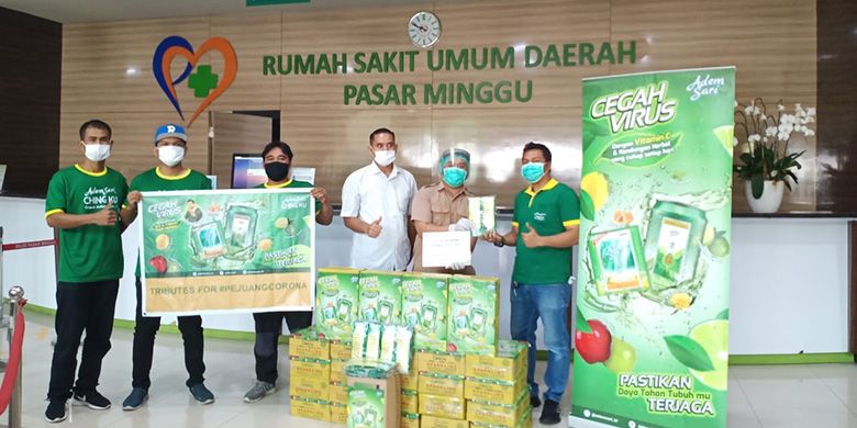 Tim Adem Sari membagikan bantuan di RSUD Pasar Minggu 