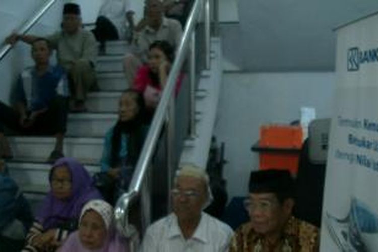 Puluhan Pensiunan Terlihat Menunggu berjam-jam di Tangga Kantor BRI, Cabang Parepare, Sulawesi Selatan, karena Jaringan Terganggu