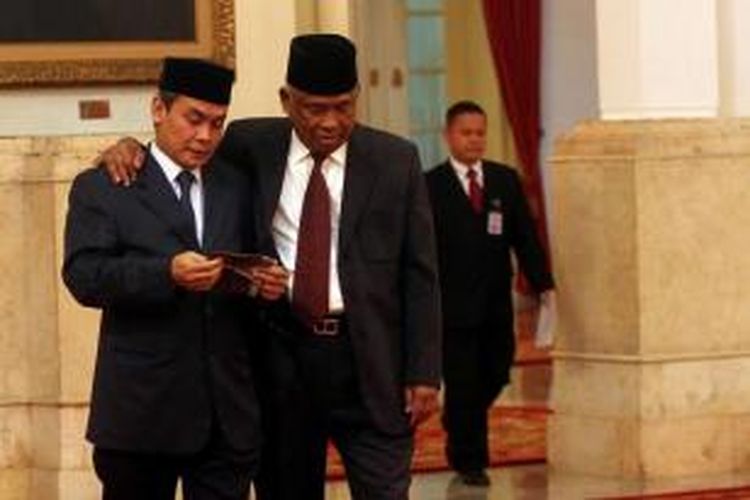 Dua pelaksana tugas Komisioner KPK Taufiequrachman Ruki (kanan) dan Johan Budi SP (kiri) saling berbincang sebelum dilantik oleh Presiden Joko Widodo di Istana Negara, Jakarta, Jumat (20/2/2015).