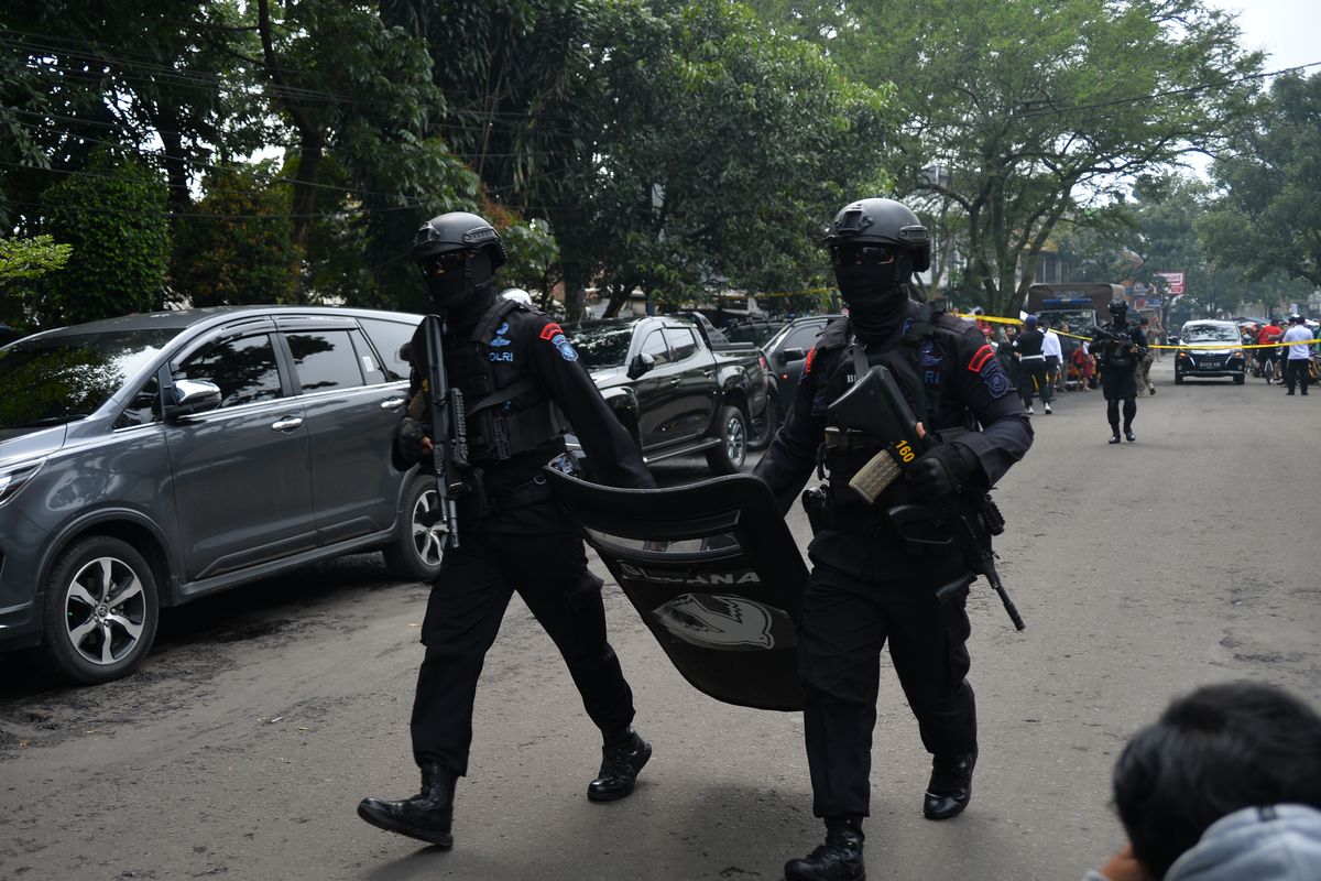 Anggota Brimob berjaga di kawasan Astanaanyar, Bandung, Jawa Barat, Rabu (7/12/2022). Penjagaan ketat tersebut akibat adanya ledakan yang diduga bom bunuh diri di Kantor Polsek Astanaanyar, Kota Bandung. ANTARA FOTO/Raisan Al Farisi/agr/aww.
