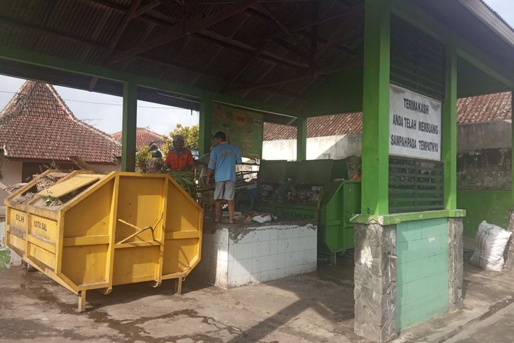 Petugas sedang memilah sampah di TPS yang ada di daerah Pungkursari Salatiga