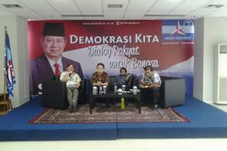 Antropolog Universitas Indonesia Jajang Gunawijaya, Budayawan Radar Pancahana, dan Ketua DPP Partai Demokrat Ulil Abshar Abdalla (kiri ke kanan) dalam diskusi 