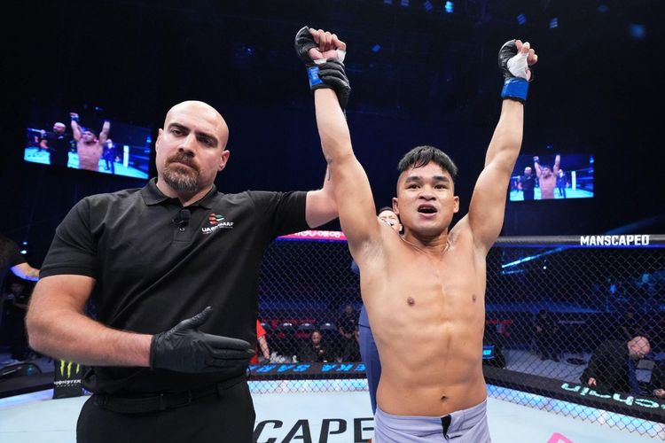 Jeka Saragih merayakan kemenangan pada semifinal Road to UFC melawan petarung Korea Selatan Ki Won-bin di Etihad Arena, Abu Dhabi, pada Minggu (23/10/2022). Artikel ini menyajikan profil  Jeka Saragih.