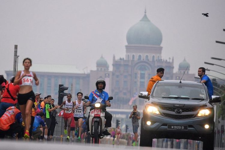 Pelari Indonesia, Agus Prayogo (kiri) bersaing dengan pelari Singapura, Soh Rui Yong yang kahirnya merebut medalie mas marathon SEA Games 2017