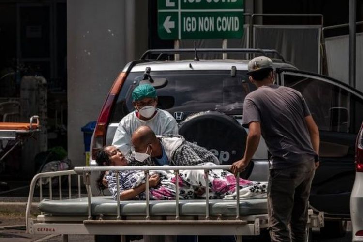Petugas kesehatan memindahkan seorang pasien, di luar ruang gawat darurat sebuah rumah sakit di Semarang, Jawa Tengah, (02/07).