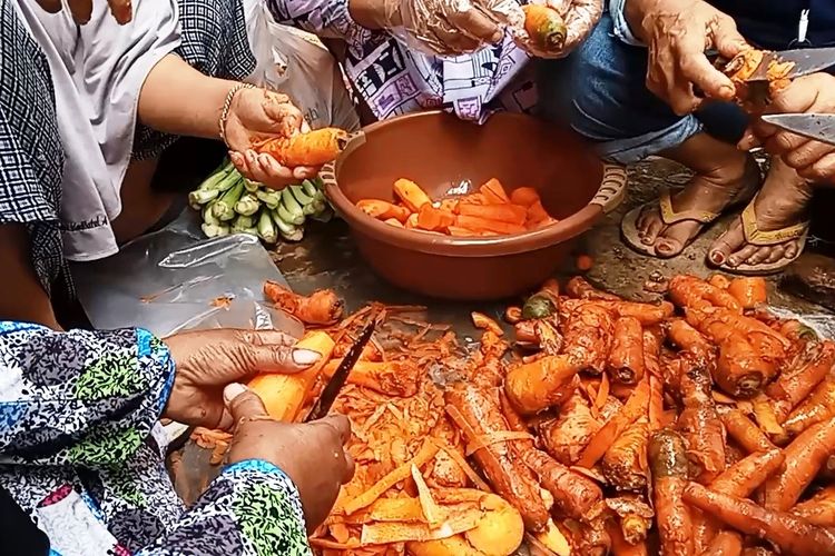 Warga terdampak gempa di Kabupaten Cianjur, Jawa Barat, mengolah sayuran busuk untuk kebutuhan makan di tenda pengungsian.