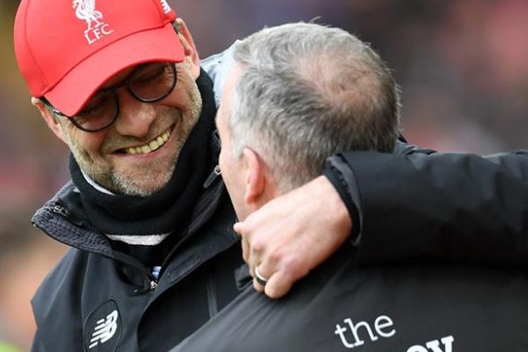 Manajer Liverpool, Juergen Klopp (kiri) dan manajer Wolverhampton Wanderers, Paul Lambert, tampak akrab sebelum pertandingan babak keempat Piala FA di Anfield, Liverpool, Sabtu (28/1/2017).